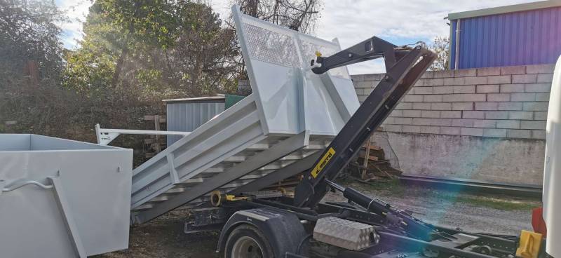 construction benne avec porte poutre a l arrière spécial entreprise de charpente bois dans le Var 